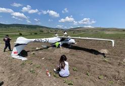 Tarlaya zorunlu iniş yapan eğitim uçağı ters döndü