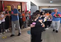 Emekli olan okul müdürüne öğrencilerinden çiçekli, müzikli veda