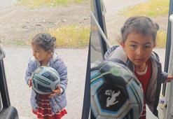 Otobüs şoförü, yolda gördüğü çocuğun topunu şişirdi; küçük kızın sevinci kamerada