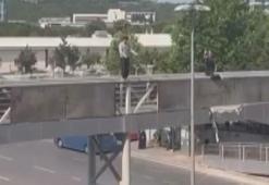 Kartal’da üst geçitten elektrik direğine atladı