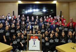 Bakan Bayraktar, BOTAŞ Spor Kulübü'nü kabul etti