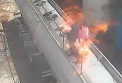 Ağzında sigara ile kapağını açtığı tankerde patlama oldu; o anlar kamerada