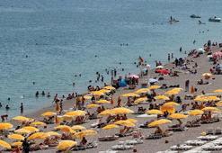 Antalya’da sıcaktan bunalanlar, Konyaaltı Sahili'ne akın etti