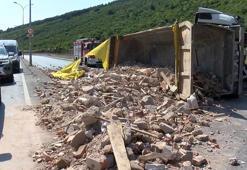 Maltepe’de moloz yüklü hafriyat kamyonu devrildi, yol trafiğe kapandı