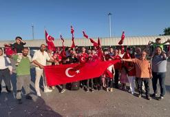 Avrupa Bilek Güreşi Şampiyonası'nda dereceye giren sporcular, gül ve meşalelerle karşılandı