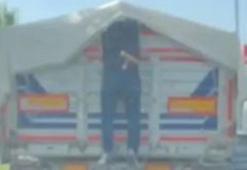 Kırmızı ışıkta duran kamyondan karpuz çaldı; o anlar kamerada