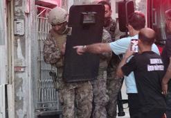 Koruma altına alınan çocuğu geri verilmeyince boğazına bıçak dayayıp, evini yaktı