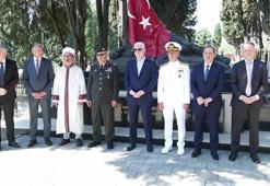 İstanbul Valisi Davut Gül, Edirnekapı Şehitliği'ni ziyaret etti