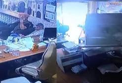 Avizenin monte edildiği kartonpiyerin altında kalmaktan saniyelerle kurtuldu