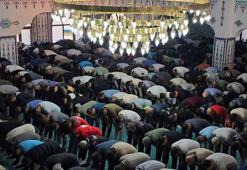 Hatay'da vatandaşlar, bayram namazı için camileri doldurdu