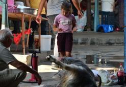 Antalya'da kurban kesim manzaraları; çocuklar da izledi