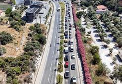 Bayramda Kuşadası'na tatilci akını; araç kuyrukları dronla görüntülendi