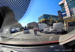 Ümraniye'de ara sokağa dönen otomobilin motosiklete çarptığı anlar kamarada