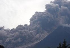 Guatemala’daki Fuego Yanardağı patladı