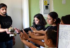 Bayramlaşmaya gittikleri evlerde Filistinli çocukların ağzından yazdıkları mektubu okudular