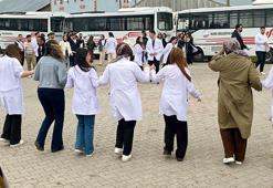 Hemşirelik öğrencileri, sağlık taramasından geçirdikleri köylülerle halay çekti