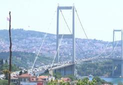 Taksiciyi silahla köprüye gitmeye zorladı, araçtan inip korkuluklara çıktı; trafik durma noktasına geldi