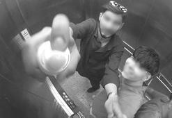 Asansörün güvenlik kamerasına köpük sıktı