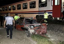 Yolcu treni, sürücüsünün raylara bırakıp kaçtığı otomobile çarptı