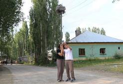 22 yıldır göç etmeyen leyleklere bakıyorlar