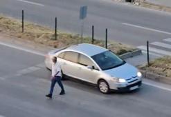 Yaya geçidinde defalarca karşıya geçip geri döndü