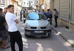 Zeytinburnu'nda otomobil doğal gaz kutusuna çarptı; gaz sızıntısı korkuya neden oldu