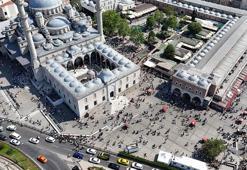 Eminönü ve Galata Köprüsü'ndeki bayram hareketliliği havadan görüntülendi