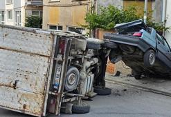 Park halindeki otomobile çarpıp devrilen kamyonetin sürücüsü yaralandı