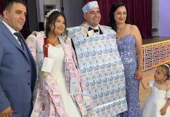 Düğünde damada paradan yelek giydirdiler