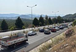 Muğla'da 10 kilometrelik araç kuyruğu oluştu