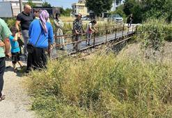 Yaya köprüsünden dereye düşen çocuğu çevredekiler kurtardı