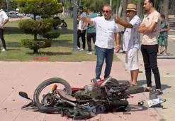 Lastiği patlayan otomobilin motosiklete çarpması kamerada; 3 yaralı