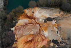 Kızıl travertenlerden oluşan Otlukbeli Gölü, doğaseverleri bekliyor