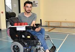 Yıllarca evden çıkmayan bedensel engelli Yücel, tanıştığı boccede stil geliştirip kürsüye çıktı