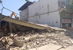 2 katlı bina yıkım sırasında çöktü