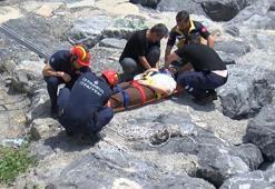 Zeytinburnu'nda kayalıklara düşüp yaralanan kadını itfaiye kurtardı