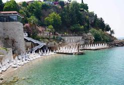 Plajdaki 1000 liralık şezlong ücreti, yarıya düşürüldü