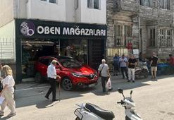 Sürücüsünün geri viteste unuttuğu otomobil, mobilya mağazasına girdi