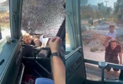Turistlerin taşındığı otobüsün önünü kesip, şoföre taşla saldırdılar; o anlar kamerada
