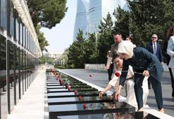 Bakan Göktaş’tan Bakü'de şehitlik ziyareti