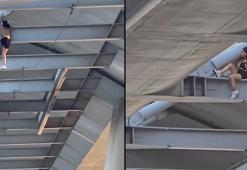 Haliç Metro Köprüsü'nün altındaki demirlerden sarkan kadın ikna edildi; vatandaşlar alkış tuttu