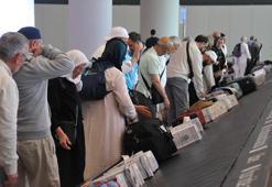 Kutsal topraklardan dönen hacılar gözyaşları ve çiçeklerle karşılandı