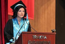 İki çocuk annesi, Bulgarca öğrenmek için girdiği fakültede bölüm birincisi oldu