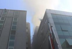 Bahçelievler'de iş merkezinin çatısında çıkan yangın söndürüldü
