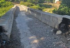 Tarihi köprünün taşları, mangal ateşiyle zarar gördü