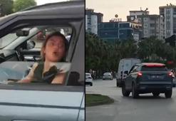 Otomobiliyle motosikletine çarptığı kuryenin kaskını ezip küfrederek, kaçtı