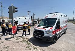 Hasta taşıyan ambulansla otomobil çarpıştı: 2'si sağlık personeli, 5 yaralı