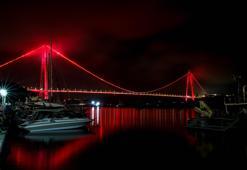 Kızılay’ın 157’nci kuruluş yıldönümünde simgesel yapılar kırmızıya büründü