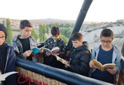 Kapadokya'da öğrenciler, sıcak hava balonunda kitap okudu