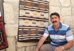 Evinin bahçesini açık hava müzesine dönüştürdü